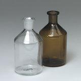 Das Bild zeigt zwei Flaschen aus Glas in unterschiedlichen Farben: eine klare Flasche und eine bräunliche Flasche. Beide Flaschen haben eine ähnliche Form mit einem breiten Boden und einem schmalen Hals, ideal für experimentelle Zwecke im Bildungsbereich.