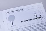 Das Bild zeigt eine Anleitung für ein Experiment zur Funktionsweise des normalsichtigen Auges. Es enthält eine grafische Darstellung einer Baum-Sichtlinie sowie eine schematische Illustration der verwendeten Linsen und Schienen.