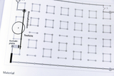 Das Bild zeigt ein schematisches Diagramm für ein Experiment mit einem Bimetallstreifen und Teelicht. Es enthält die Anordnung von Materialien, einschließlich einer Kontaktplatte und verschiedenen Verbindungen im Experiment.