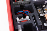 Das Bild zeigt ein gut organisiertes Experimentier-Set mit verschiedenen Komponenten, die in passgenauen Schaumstoffeinlagen lagern. Zu sehen sind farbige Kabel, Verbindungselemente und weitere technische Bauteile, die für experimentelle Anwendungen im Bildungsbereich geeignet sind.