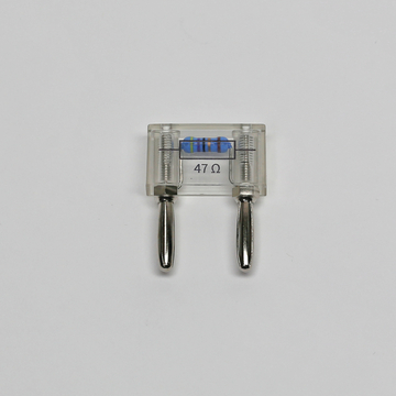 Das Bild zeigt einen Widerstand mit einem Widerstandswert von 47 Ohm, der in einer transparenten Halterung platziert ist. Die beiden Anschlussdüsen ermöglichen eine einfache Integration in Schaltungen für Experimente im Bildungswesen.