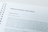 Das Bild zeigt den Text eines Geleitworts der Deutschen Telekom Stiftung, das sich an Lehrerinnen und Lehrer richtet. Es geht um die Förderung von Mathematikkompetenzen bei Schülern und die Unterstützung durch die Stiftung und ihre Partner.