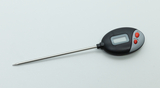 Das Bild zeigt ein digitales Thermometer mit einer langen metallen Spitze und einem ovalen Gehäuse in schwarz und grau. Es verfügt über eine LCD-Anzeige sowie zwei rote Tasten zur Bedienung, vermutlich für Funktionen wie MAX/MIN und HOLD.