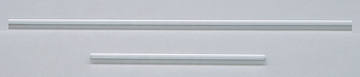 Das Bild zeigt zwei transparente, zylindrische Stäbe unterschiedlichen Durchmessers, die auf einer neutralen Fläche angeordnet sind. Diese Stäbe könnten Teil eines Experimentierkits für Schulprojekte im Bereich Wissenschaft und Technik sein.