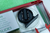 Das Bild zeigt eine Sammlung von Experimentiermaterialien, darunter ein schwarzer Objektträger, ein Glasröhrchen und eine Box mit Mikroskopobjektträgern. Diese Ausrüstung ist für den Einsatz im Bildungsbereich konzipiert und unterstützt experimentelle Aktivitäten.