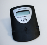 Das Bild zeigt ein digitales Voltmeter, das zur Messung von Wechselspannung bis zu einem Maximum von 19,99 Volt ausgelegt ist. Es verfügt über ein LCD-Display und Tasten zur Bedienung, und ist für den Einsatz im Bildungsbereich konzipiert.