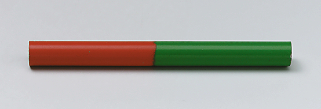 Das Bild zeigt einen zylindrischen Gegenstand, der zur Hälfte rot und zur Hälfte grün bemalt ist. Er könnte Teil eines experimentellen Setups oder eines Bildungsprojekts im Bereich Naturwissenschaften sein.