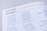 Das Bild zeigt eine Seite aus einem Katalog mit Informationen zu verschiedenen Bauteilen, die für Experimente im Bildungsbereich geeignet sind. Aufgelistet sind verschiedene Gehäusebauteile wie Getriebeblagerplatten und Lagerplatten, einschließlich ihrer spezifischen Designs.