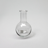 Das Bild zeigt eine transparente Glasflasche in Form eines Erlenmeyerkolbens mit einem Fassungsvermögen von 250 ml. Der Kolben hat eine runde Basis und einen schmalen Hals, was ihn ideal für chemische Experimente macht.