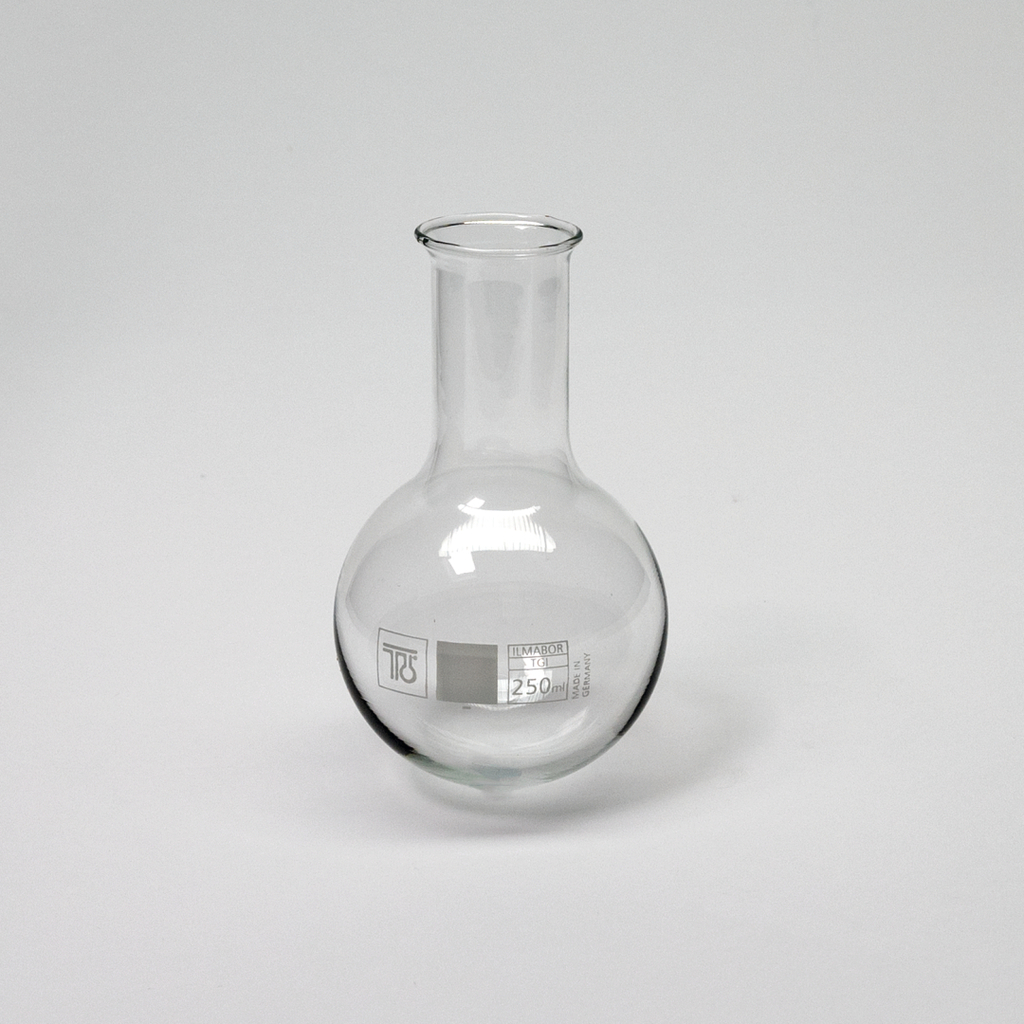 Das Bild zeigt eine transparente Glasflasche in Form eines Erlenmeyerkolbens mit einem Fassungsvermögen von 250 ml. Der Kolben hat eine runde Basis und einen schmalen Hals, was ihn ideal für chemische Experimente macht.