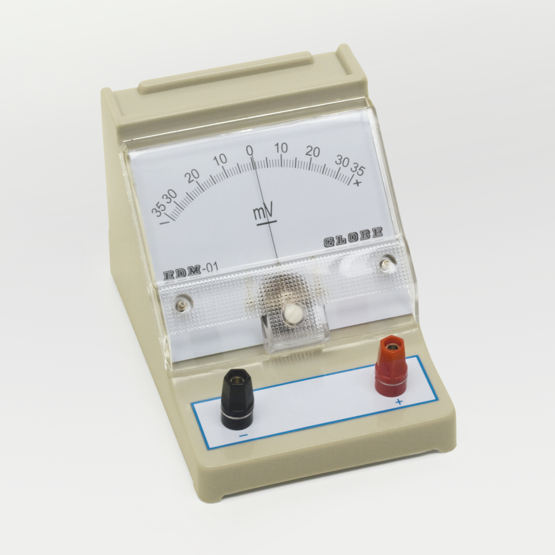 Das Bild zeigt ein analoges Volt- und Millivoltmeter in einem beige-farbenen Gehäuse. Das Gerät verfügt über eine Skala zur Ablesung der Spannung und zwei Anschlüsse, einen positiven (rot) und einen negativen (schwarz).