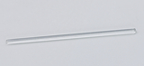 Das Bild zeigt ein langes, transparentes Glasröhrchen, das typischerweise für chemische Experimente verwendet wird. Es ist ein Bestandteil grundlegender Laborausrüstungen im Bildungsbereich und dient meist zum Mischen oder Lagern von Flüssigkeiten.