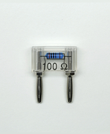 Das Bild zeigt einen Widerstand mit einem Widerstandswert von 100 Ohm, der in einem transparenten Gehäuse untergebracht ist. Die beiden Anschlüsse des Widerstands sind sichtbar und bereit zur Verwendung in experimentellen Schaltungen.