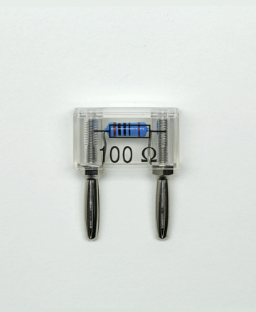 Das Bild zeigt einen Widerstand mit einem Widerstandswert von 100 Ohm, der in einem transparenten Gehäuse untergebracht ist. Die beiden Anschlüsse des Widerstands sind sichtbar und bereit zur Verwendung in experimentellen Schaltungen.