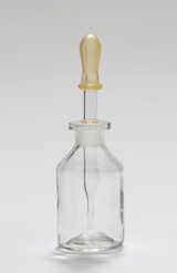 Das Bild zeigt eine Glasflasche mit einem Gummistopfen und einem Tropfer. Diese wird häufig im Experimentierbedarf für genaue Flüssigkeitsmessungen und -abgaben verwendet.