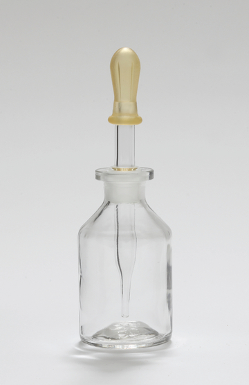 Auf dem Bild ist eine klare Glasflasche mit einem Gummistopper abgebildet. Die Flasche ist zum Aufbewahren oder Tropfen von Flüssigkeiten im Experimentierbereich gedacht.