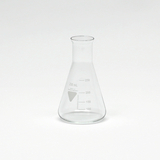 Auf dem Bild ist ein konisch geformter Erlenmeyerkolben mit einem Fassungsvermögen von 250 ml zu sehen. Der Kolben ist aus Glas und hat eine Skala, die das Volumen anzeigt.