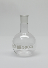Das Bild zeigt einen transparenten, runden Erlenmeyerkolben mit einem Fassungsvermögen von 500 ml. Er ist aus hitzebeständigem Glas (Boro 3.3) gefertigt und hat einen Einsatz für einen Stopfen im oberen Bereich.