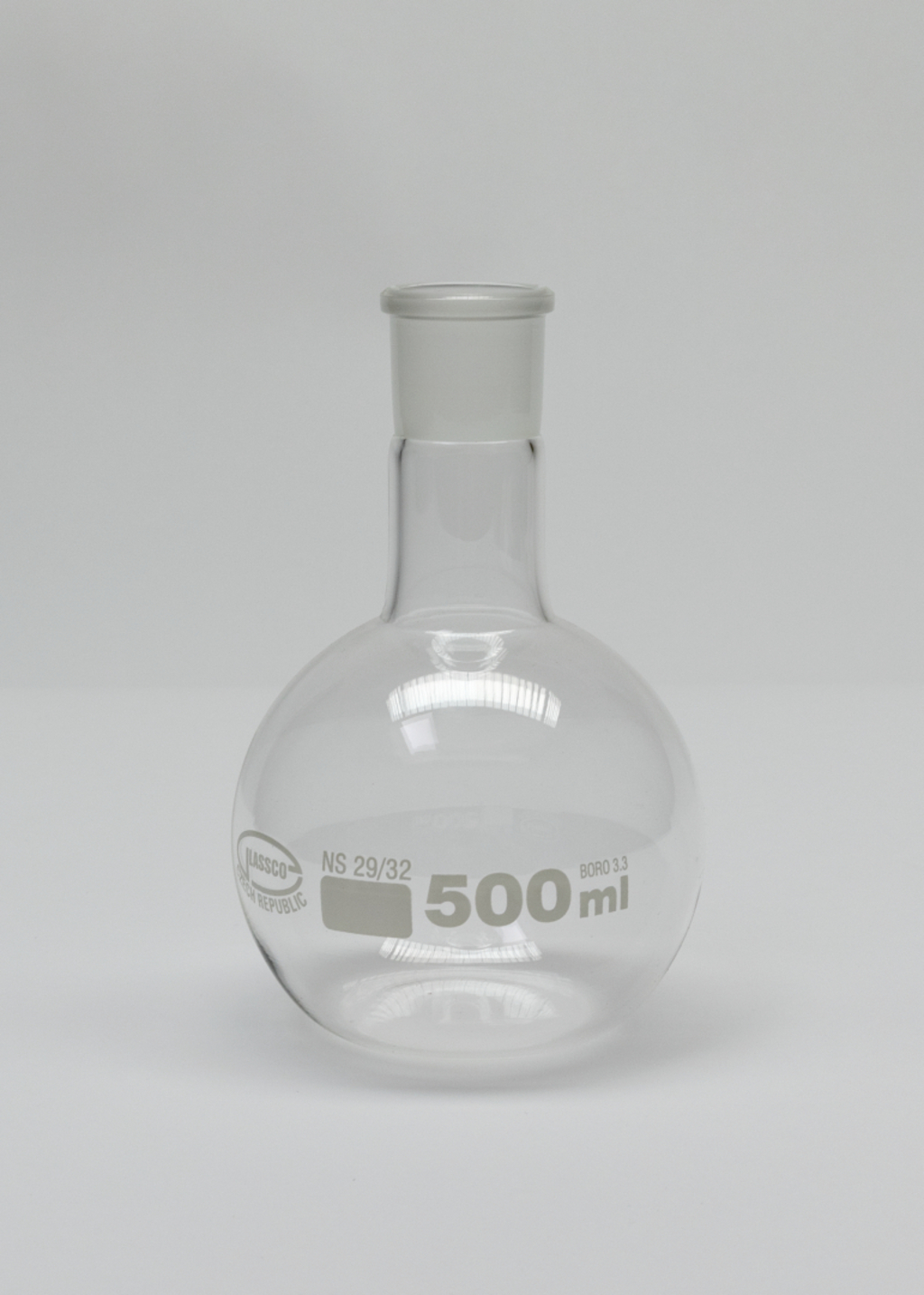 Das Bild zeigt einen transparenten, runden Erlenmeyerkolben mit einem Fassungsvermögen von 500 ml. Er ist aus hitzebeständigem Glas (Boro 3.3) gefertigt und hat einen Einsatz für einen Stopfen im oberen Bereich.