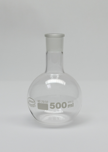 Das Bild zeigt einen transparenten, runden Erlenmeyerkolben mit einem Fassungsvermögen von 500 ml. Er ist aus hitzebeständigem Glas (Boro 3.3) gefertigt und hat einen Einsatz für einen Stopfen im oberen Bereich.
