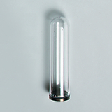 Das Bild zeigt ein transparenter Reagenzglas mit einer runden Basis. Es ist für den Einsatz in Experimenten und wissenschaftlichen Anwendungen konzipiert.