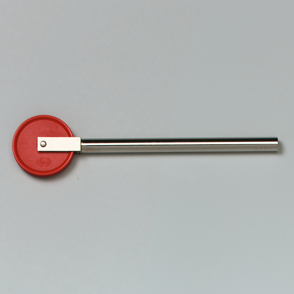 Das Bild zeigt ein Experimentiergerät mit einem roten, runden Kopf und einem langen Metallgriff. Es ist wahrscheinlich für den Einsatz im Bildungsbereich gedacht, um verschiedene physikalische oder chemische Experimente durchzuführen.