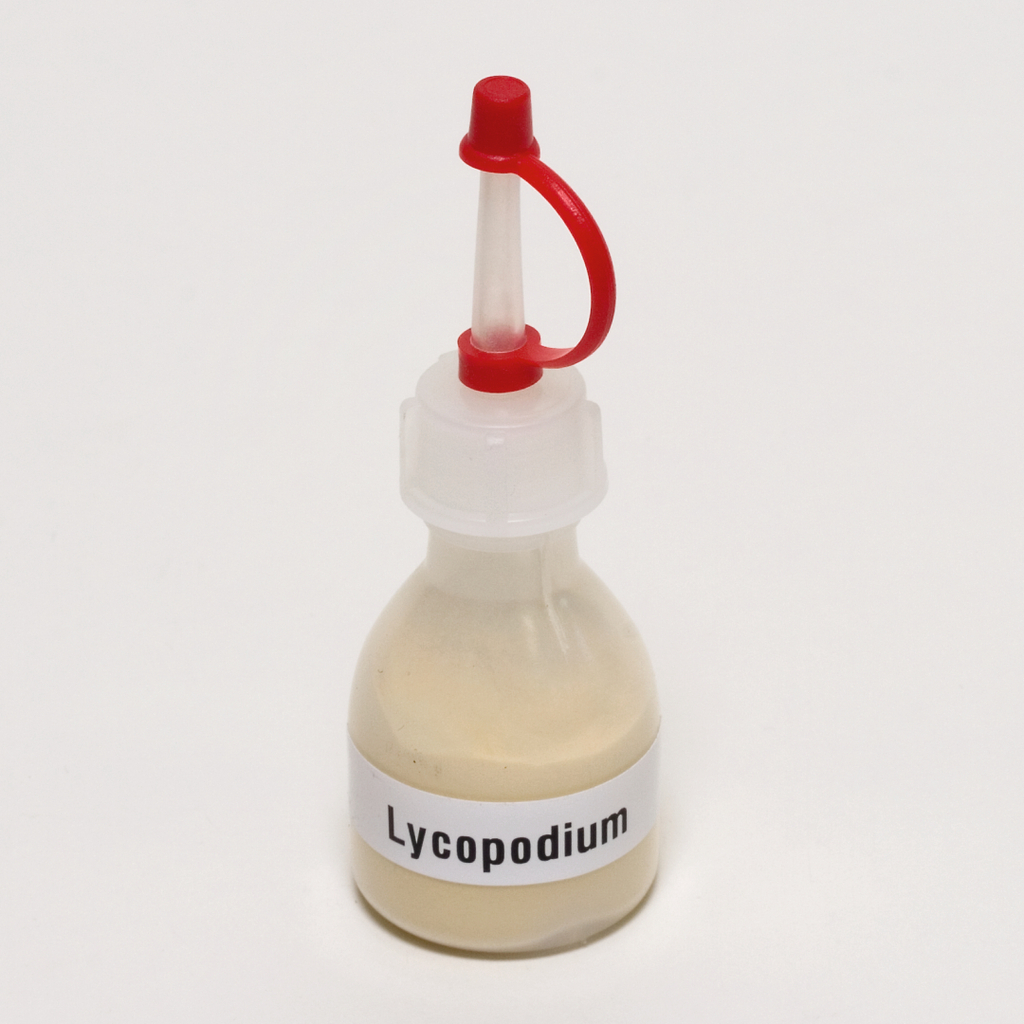 Das Bild zeigt eine Flasche mit Lycopodium, die einen gelblichen Inhalt hat und mit einem roten Spritzverschluss versehen ist. Die Verpackung ist klar beschriftet und wirkt aufgeräumt, ideal für den Einsatz im Bildungsbereich.