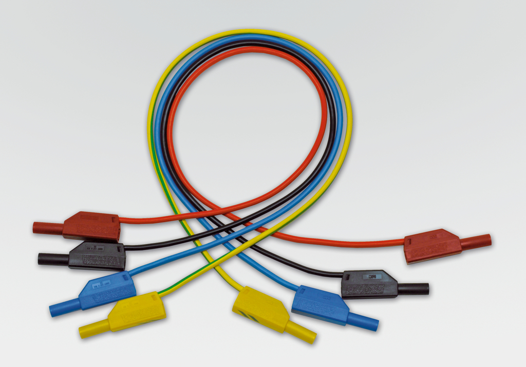 Das Bild zeigt mehrere farbige Leitungen mit Anschlusssteckern, die in verschiedenen Farben angeordnet sind. Diese Komponenten sind typischerweise für den Einsatz in Experimenten und elektronischen Projekten im Bildungsbereich vorgesehen.