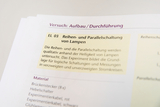 Das Bild zeigt eine Anleitung zu einem Experiment über Reihen- und Parallelschaltungen von Lampen. Es werden die Grundlagen für logische Schaltungen und deren Messungen erläutert, sowie die benötigten Materialien aufgelistet.
