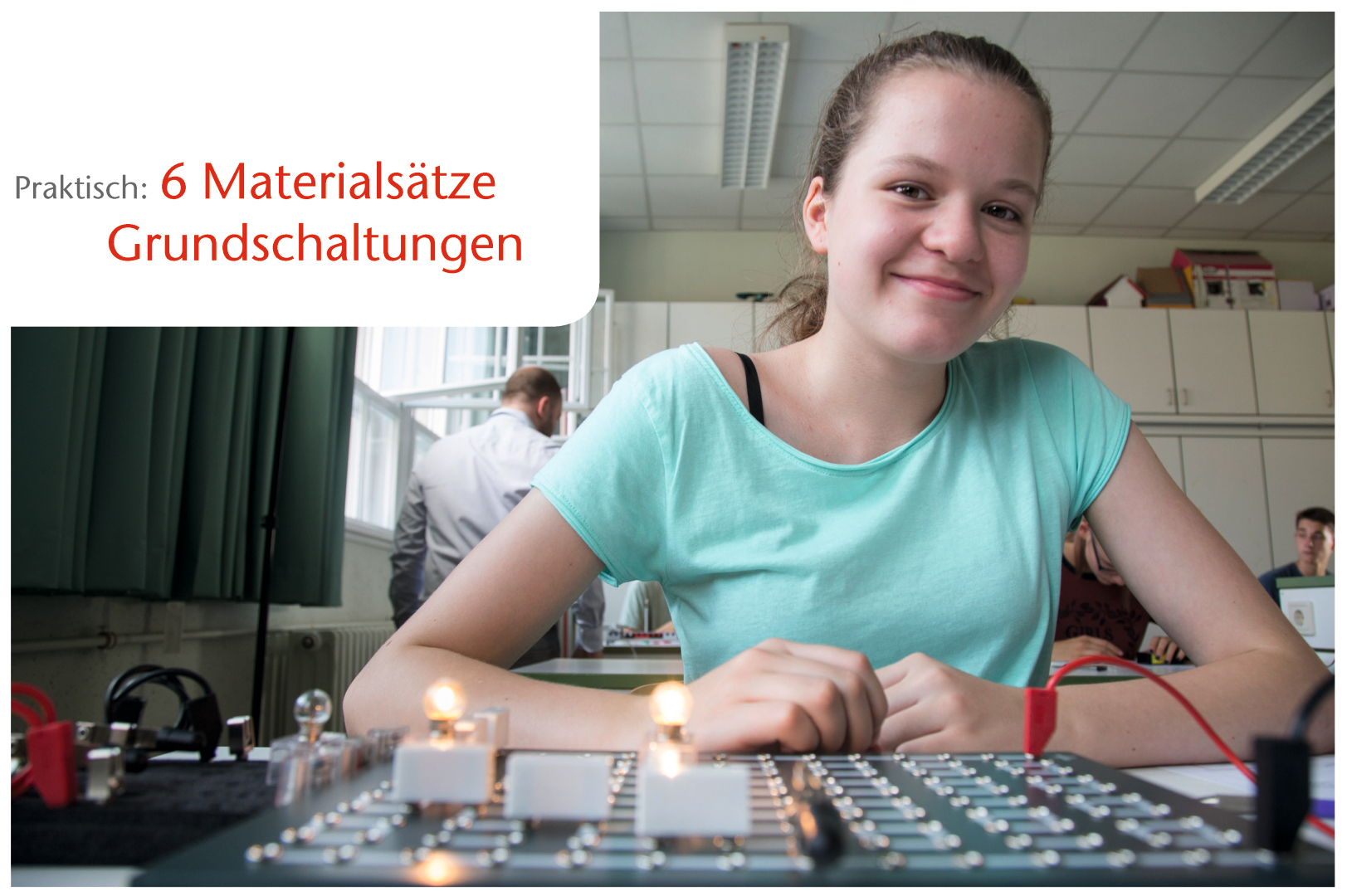 Das Bild zeigt ein Mädchen, das lächelnd an einem Tisch mit elektrischen Bauteilen und Schaltungen arbeitet. Im Hintergrund sind andere Schüler und Lehrer in einem Klassenzimmer, das für Experimente genutzt wird.