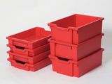 Das Bild zeigt mehrere rote Aufbewahrungsboxen aus Kunststoff, die stapelbar sind. Eine Gruppe von drei Boxen steht oben auf einer gestapelten Reihe von zwei weiteren Boxen, die auf der linken Seite platziert ist.