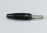 Das Bild zeigt einen schwarzen Stecker mit einem metallischen Kontakt. Dieser Stecker gehört zu Experimentierbedarf und wird häufig in der Bildungsarbeit genutzt, um elektrische Verbindungen herzustellen.