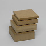 Das Bild zeigt einen Stapel brauner, rechteckiger Holzplatten aus MDF-Material. Diese Platten sind in unterschiedlichen Größen gestapelt und eignen sich wahrscheinlich für diverse Experimente im Bildungswesen.