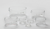 Auf dem Bild sind six Glaskolben in verschiedenen Größen zu sehen, die transparent und mit feinen Skalen versehen sind. Diese Gefäße sind ideal für chemische Experimente im Bildungsbereich und eignen sich zum Messen und Mischen von Flüssigkeiten.