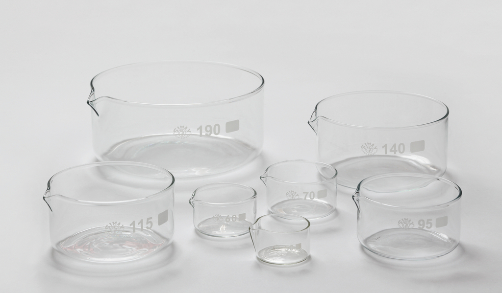 Auf dem Bild sind six Glaskolben in verschiedenen Größen zu sehen, die transparent und mit feinen Skalen versehen sind. Diese Gefäße sind ideal für chemische Experimente im Bildungsbereich und eignen sich zum Messen und Mischen von Flüssigkeiten.