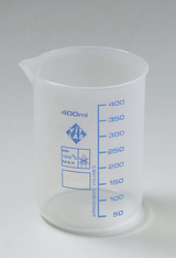 Das Bild zeigt einen transparenten Messbecher mit einer Kapazität von 400 ml. Er ist mit blauen Maßeinheiten von 50 ml bis 400 ml beschriftet und stammt aus einem Online-Shop für Experimentierbedarf im Bildungsbereich.