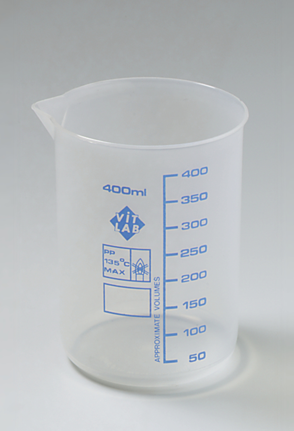 Das Bild zeigt einen transparenten Messbecher mit einer Kapazität von 400 ml. Er ist mit blauen Maßeinheiten von 50 ml bis 400 ml beschriftet und stammt aus einem Online-Shop für Experimentierbedarf im Bildungsbereich.