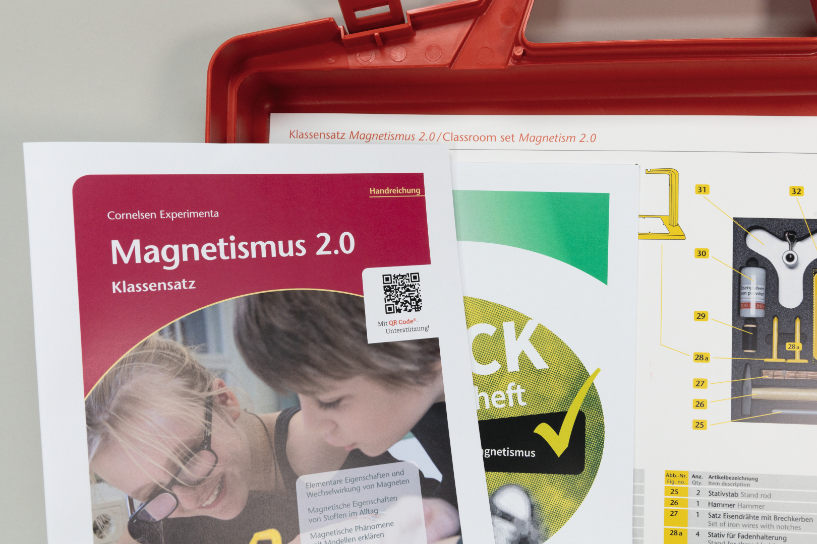 Das Bild zeigt den Klassenatz "Magnetismus 2.0" von Cornelsen Experimenta, einschließlich einer Anleitung und Materialien für Experimente zum Thema Magnetismus. Zudem ist eine Übersicht der enthaltenen Komponenten abgebildet, die für das Experimentieren benötigt werden.