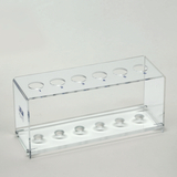 Das Bild zeigt einen transparenten Reagenzglasständer aus Acryl mit sechs runden Öffnungen für Reagenzgläser. Er ist eine nützliche Ausstattung für Experimente im Bildungswesen und ermöglicht eine übersichtliche Anordnung der Proben.