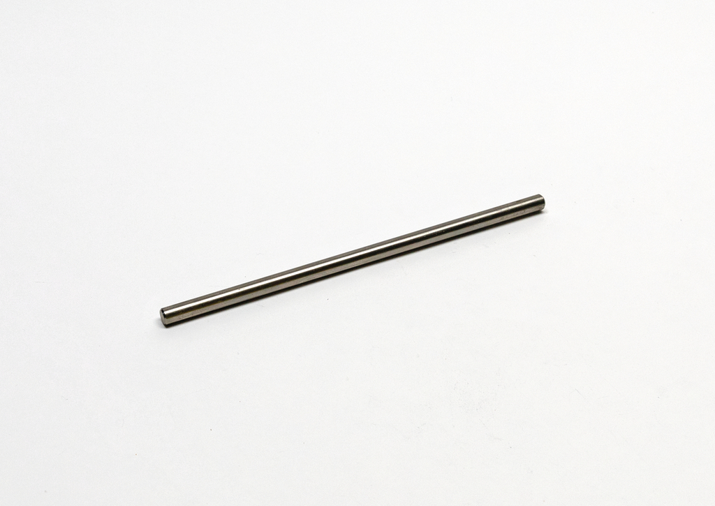 Auf dem Bild ist ein gerader, metallischer Stab zu sehen, der auf einer weißen Fläche liegt. Dieser Stab könnte Teil eines Experimentierkits für den Bildungsbereich sein, eventuell für physikalische oder mechanische Versuche.