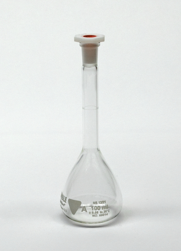 Das Bild zeigt einen Erlenmeyerkolben aus transparentem Glas mit einer Kapazität von 100 ml. Er hat eine glatte Oberfläche und einen runden Boden, was ihn ideal für chemische Experimente im Bildungsbereich macht.