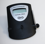 Das Bild zeigt ein digitales Coulombmeter in Schwarz mit einem Display und einer Skala von 1999 nC. Es wird verwendet, um elektrische Ladungen zu messen, und ist Teil des Experimentierbedarfs für das Bildungswesen.