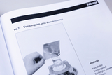 Das Bild zeigt eine Anleitung zu den Experimenten "Verdampfen und Kondensieren" mit einer Darstellung eines Becherglases und einer Hand, die einen Teil des Experiments hält. Der Text listet das erforderliche Material für die Durchführung auf.