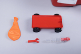 Das Bild zeigt verschiedene Materialien für Experimente: einen orangefarbenen Ballon, ein rotes Wagenmodell mit schwarzen Rädern und zwei weitere Komponenten, die vermutlich für Experimente in der Physik oder Chemie genutzt werden. Diese Objekte sind Teil eines Sets für Bildungseinrichtungen.