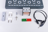Das Bild zeigt eine Auswahl an Experimentiermaterialien, darunter ein Anschlussfeld, Kabel, ein Transformator und verschiedene elektrische Komponenten. Diese Ausstattung eignet sich für experimentspezifische Anwendungen im Bildungsbereich, insbesondere zur Demonstration von elektrotechnischen Phänomenen.