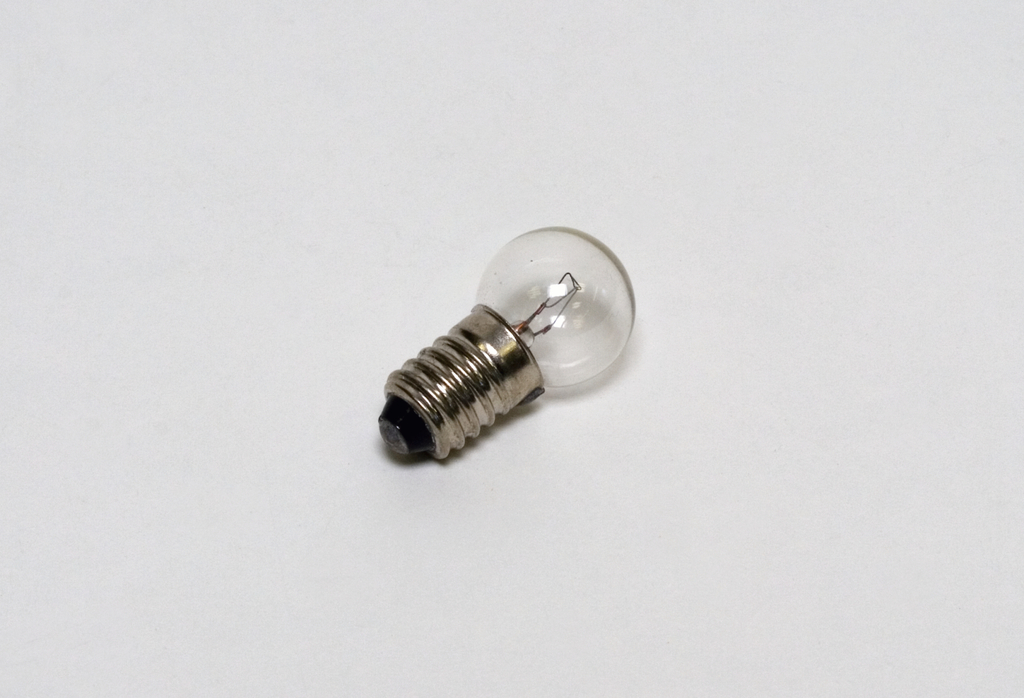 Das Bild zeigt eine kleine Glühbirne mit einem Schraubsockel. Sie eignet sich ideal für Experimente im Bildungswesen, um Grundlagen der Elektrizität und Beleuchtung zu veranschaulichen.
