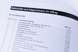Das Bild zeigt eine Einzelteilliste mit dem Titel "Elektrizität und Magnetismus im Alltag". Die Liste enthält Artikelbezeichnungen, Mengenangaben und Bestellnummern für verschiedene Experimentiermaterialien, die im Bildungswesen verwendet werden.