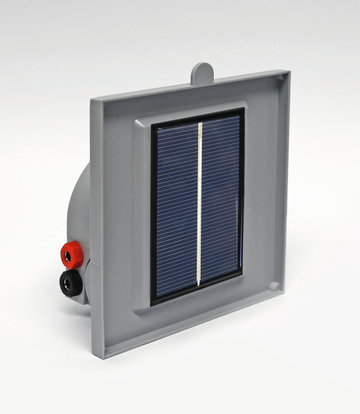 Das Bild zeigt ein solares Modul, das mit einer grauen Rahmenkonstruktion versehen ist. An der Seite befinden sich Anschlüsse in Rot und Schwarz, die für elektrische Verbindungen genutzt werden können.