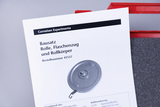 Das Bild zeigt eine Anleitung für einen Bausatz, der eine Rolle, Flaschenzug und Rollkörper beinhaltet, die im Bildungsbereich eingesetzt werden können. Der Bausatz ist Teil des Angebots von Cornelsen Experimenta und richtet sich an Schulen und Bildungseinrichtungen.