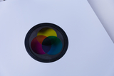 Das Bild zeigt eine runde Farbfilteranordnung mit drei überlappenden Kreisen in verschiedenen Farben. Diese Filter sind auf einem weißen Hintergrund platziert und dienen vermutlich zur Demonstration von Farbmischt Technologien im Bildungsbereich.
